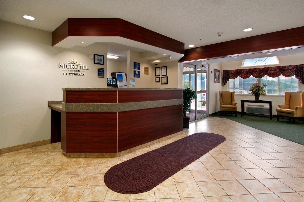 Microtel Inn And Suites Gassaway Интерьер фото